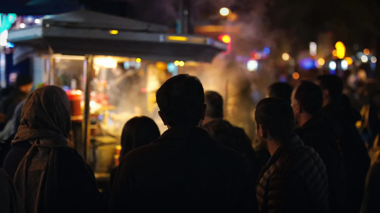 Gece arabası çevresinde bulanık kalabalık, neon ışıklarıyla