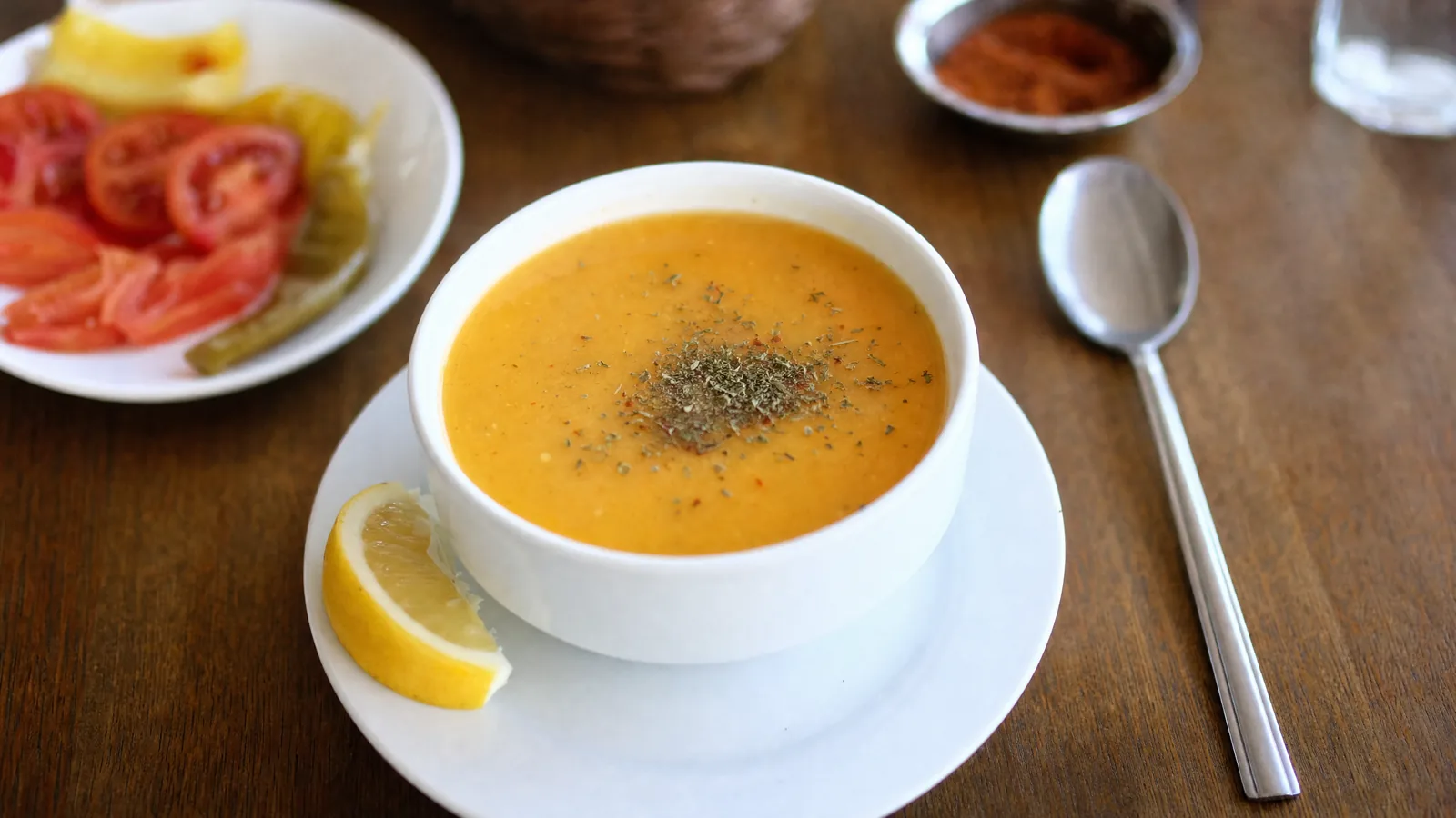 Limonlu mercimek çorbası, üstünde kızgın tereyağı