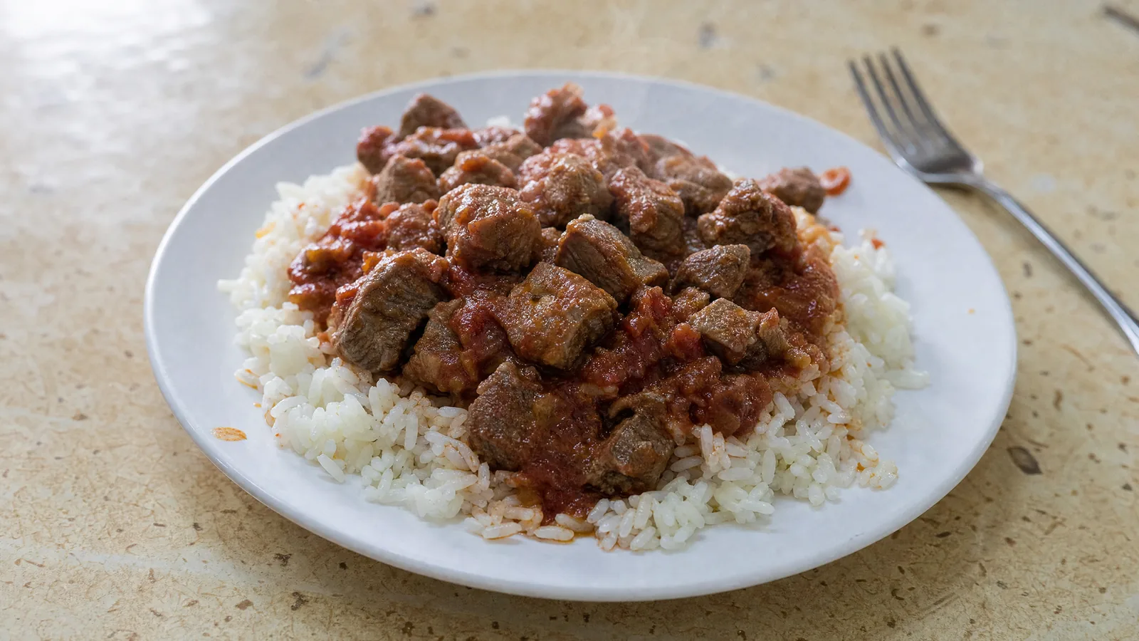 Güveçte ağır ateşte pişen tas kebabı